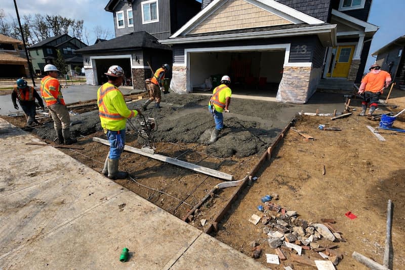 Jenstar crew pouring a residential driveway